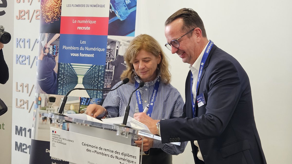 🖊️ Signature de partenariat entre @Ftravail_IDF et Impala Avenir Développement en présence de <a href="/ALehenanff/">Anne Le Hénanff</a>, Ministre déléguée chargée de l’Intelligence artificielle et du Numérique

🎯Agir concrètement pour les métiers des datacenters grâce au dispositif les Plombiers du Numérique