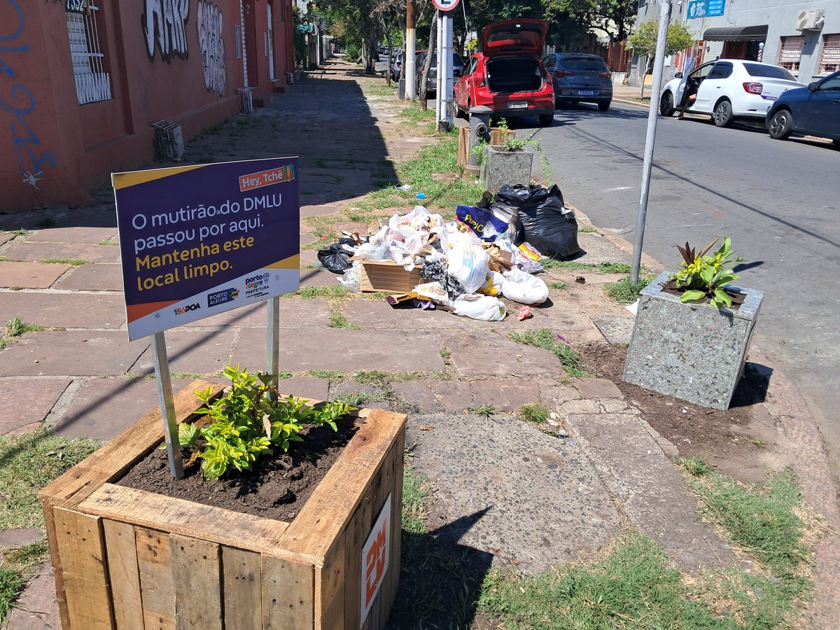 uffo75's tweet photo. @portoalegre24h esquina Marcílio Dias com Vinte de setembro, Azenha. Todo dia isso e hoje até que tem pouco lixo. https://t.co/HF7E4YC5Lp