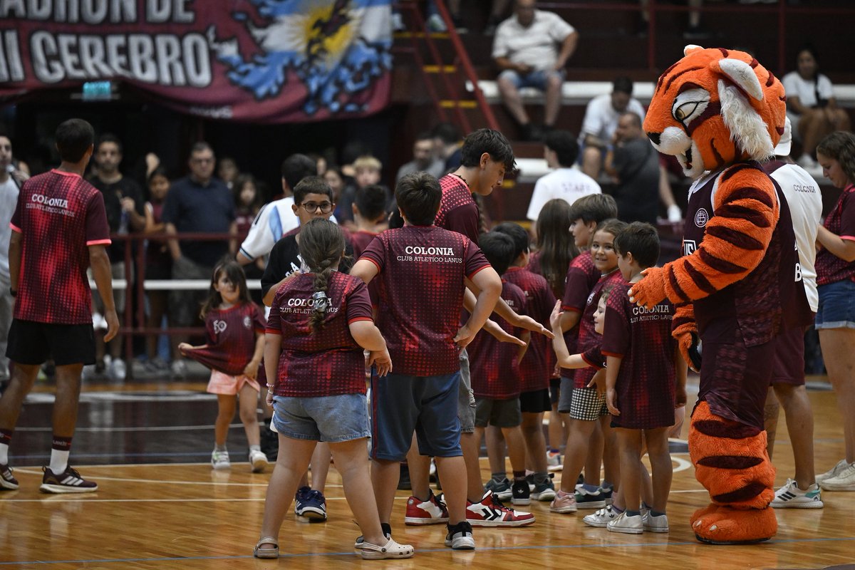 🇱🇻🏀 Los niños y niñas de nuestra Colonia disfrutaron anoche de la victoria contra La Unión de Colón, en la continuidad de la Liga Argentina de Básquetbol  

🔗 Más información: clublanus.com/noche-de-liga-…