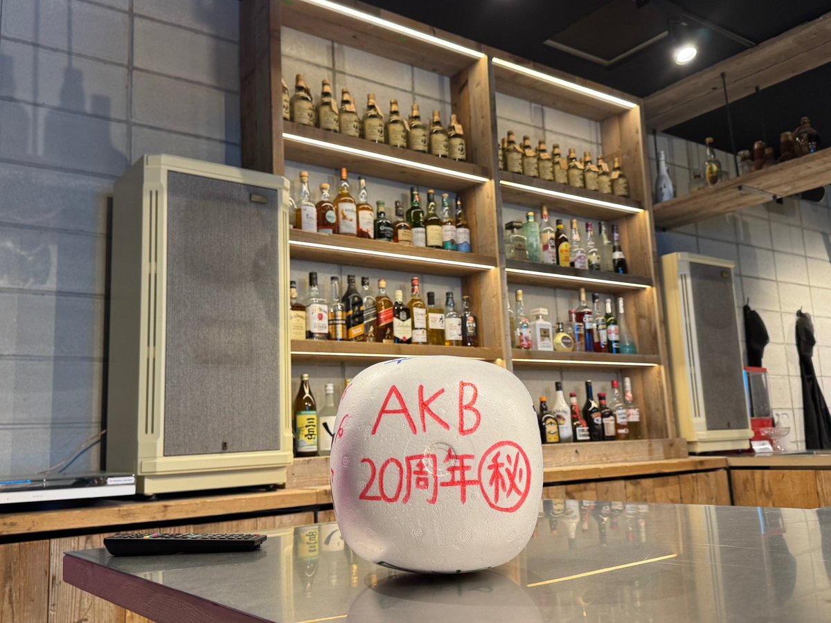 430cre's tweet photo. 本日の現場は、空中酒場にてみゃおのバレンタインイベント。サイコロトーク、カラオ��、ビンゴ大会めっちゃ楽しくて仕事の疲れも吹っ飛んだ。個人的にはみゃおの歌が聞けるのがすごく嬉しい。全員にランダムなメッセージ付き義理チョコのプレゼントがあったけど、まさに義理チョコと書いてあった😌 https://t.co/syb4upQSmM