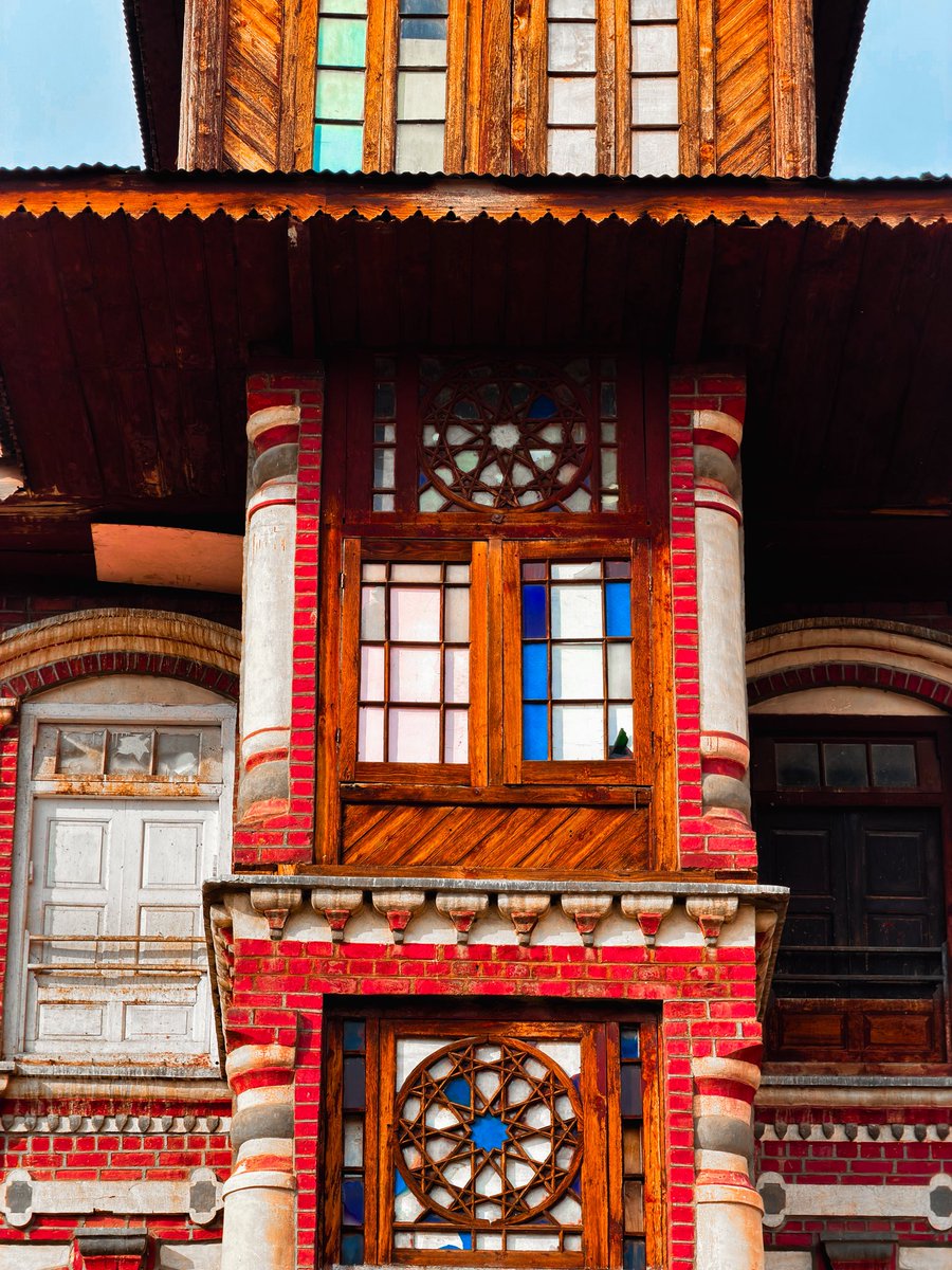 Junaidbhatphoto's tweet image. Most Attractive old house in Sopore

#apple #17promax #sopore