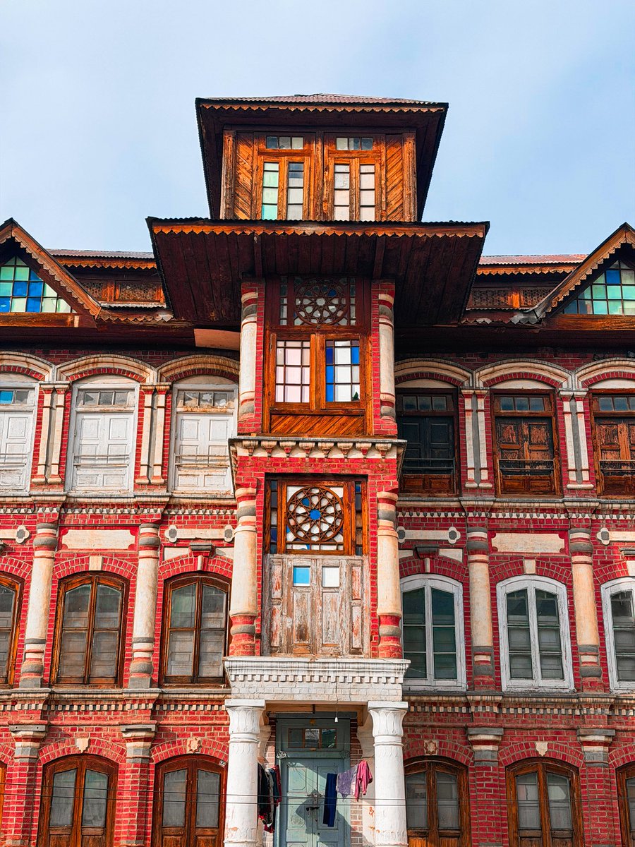 Junaidbhatphoto's tweet image. Most Attractive old house in Sopore

#apple #17promax #sopore