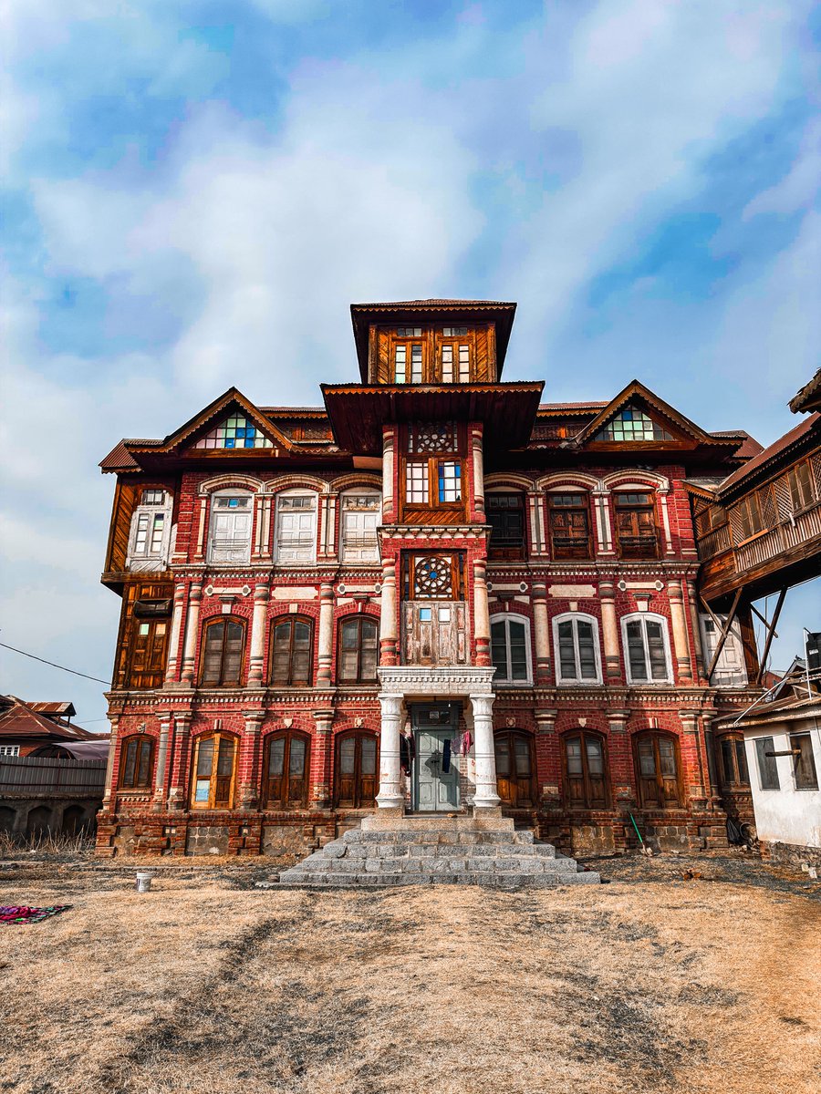 Junaidbhatphoto's tweet image. Most Attractive old house in Sopore

#apple #17promax #sopore