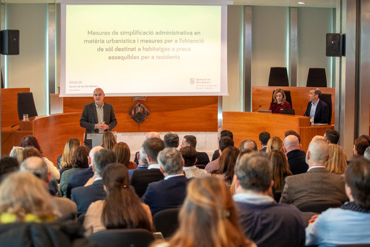 Muy numerosa asistencia de agentes de la propiedad inmobiliaria a la jornada convocada ayer por el Consell d’Eivissa para presentar el proyecto “Proyectos residenciales estratégicos de Eivissa”. #Apibaleares