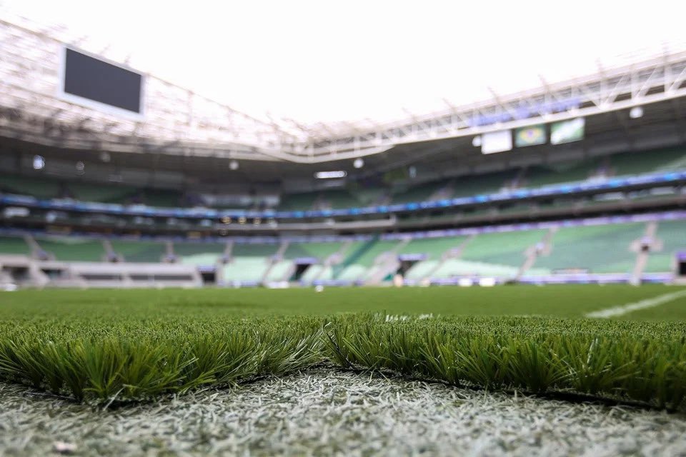 futebol_info's tweet photo. Acertado com o Palmeiras, Jhon Arias já se queixou do gramado sintético do Allianz Parque.

Quando estava no Fluminense, em meio ao interesse do Palmeiras na sua contratação, o colombiano chegou a dizer a interlocutores que o piso do Allianz era prejudicial a ele. Por ser um jogador de muita rotação, temia se lesionar.

O gramado do Allianz passa por uma troca. Seguirá sendo sintético, mas com uma nova tecnologia que possui mais semelhança à grama natural.

🗞️ @JornalOGlobo | @laurojardim 
📸 FCF | Fabio Menotti/SEP
