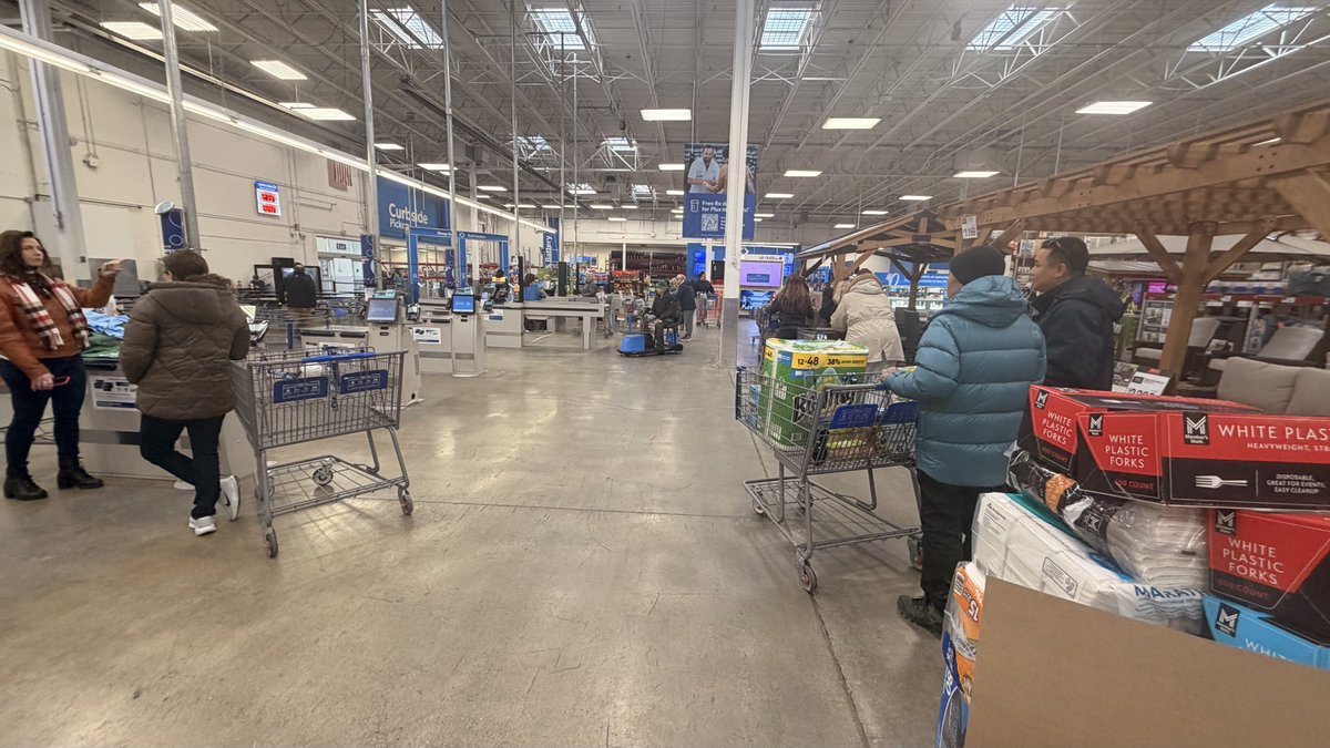 Leeebs_OG's tweet photo. @SamsClub 10:45 in there morning at Sam's #6440 with 1 person to check us out. 15 customer deep. Costco opening in 3 months 👋 bye https://t.co/08c2G90QN4