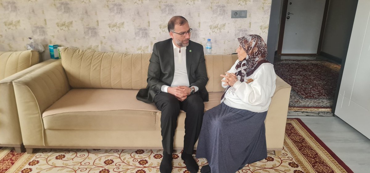 Deprem; bir annenin yüreğinde hiç dinmeyen evlat hasretiymiş…
Babanın bırakmaya kıyamadığı bir el,
Dedenin “efem, yiğidim” diye yüreğini dağlayan feryadıymış…

Deprem; enkazdan çok kalplerde çöken bir sessizlik,
hasretin kokusu, vuslata bakan ama dolu dolu kalan gözlermiş.