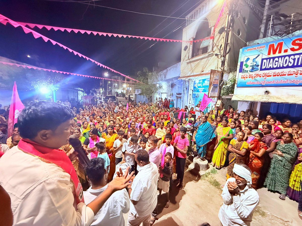 మున్సిపల్ ఎన్నికలలో భాగంగా ఆర్మూర్ పట్టణంలో 12 వ వార్డ్ లో బిఆర్ఎస్ పార్టీ అభ్యర్థి కాపెల్లి గణేష్ గారికి మద్దతుగా ఎన్నికల ప్రచారంలో పాల్గొని ఇంటింటికి ప్రచారం చేస్తూ కారు గుర్తుకే ఓటు వేసి గెలిపించాలని ప్రజలను కోరిన బిఆర్ఎస్ పార్టీ నిజామాబాద్ జిల్లా అధ్యక్షులు,ఆర్మూర్ మాజీ