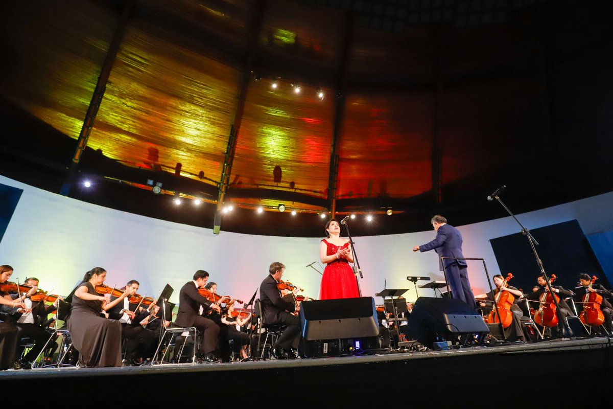 mlnoticiasmx's tweet photo. Orgullo poblano 😍
🔵 La Orquesta Sinfónica del Estado de Puebla comenzó con la temporada de presentaciones 2026 en el Auditorio de la Reforma 🎻
La invitada de honor fue nada más y nada menos que la soprano Rebeca Olvera
#Puebla
#RebecaOlvera https://t.co/qFwsNiu4Qb