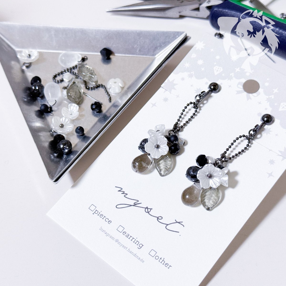 夜更かしして作っております🌃
黒と白のアクセサリー作り中です🖤🤍