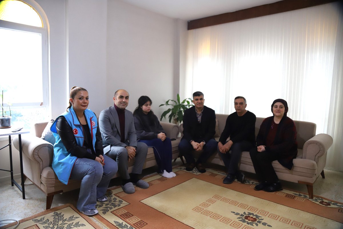 Akdeniz Kaymakamı ve Belediye Başkan V. Zeyit Şener, Sosyal Yardımlaşma ve Dayanışma Vakfı Müdürü Selim Daydaş ile birlikte Yenimahalle'de  ikamet eden depremzede Özkan Ailesi'ni ziyaret etti, taleplerini dinledi.