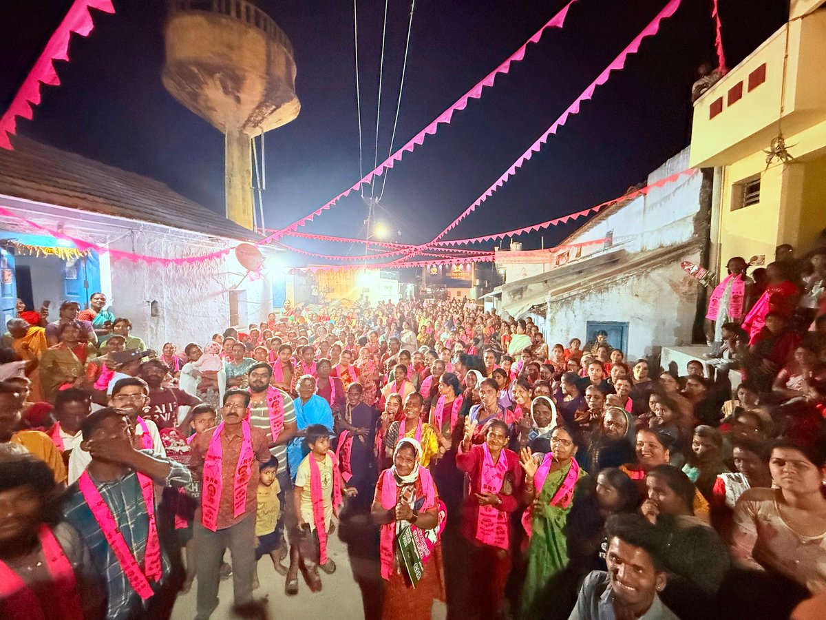 మున్సిపల్ ఎన్నికలలో భాగంగా ఆర్మూర్ పట్టణంలో 31 వ వార్డ్ లో బిఆర్ఎస్ పార్టీ అభ్యర్థి గోర్త కళ్యాణ్ గారికి మద్దతుగా ఎన్నికల ప్రచారంలో పాల్గొని ఇంటింటికి ప్రచారం చేస్తూ కారు గుర్తుకే ఓటు వేసి గెలిపించాలని ప్రజలను కోరిన బిఆర్ఎస్ పార్టీ నిజామాబాద్ జిల్లా అధ్యక్షులు,ఆర్మూర్ మాజీ