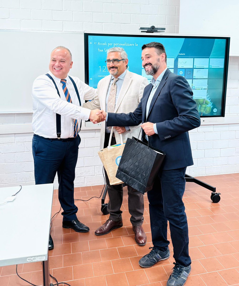 cnr_igag's tweet photo. È stato siglato il #MemorandumofUnderstanding tra #CNR_IGAG e @life_timisoara mirato all'implementazione di strategie comuni di #gestionesostenibile della #risorsaidrica e alla promozione di pratiche di #economiacircolare.
 
#cnr #cnr_igag #timisoararomania #usvt #usvtimisoara https://t.co/GRDUhGWxAs