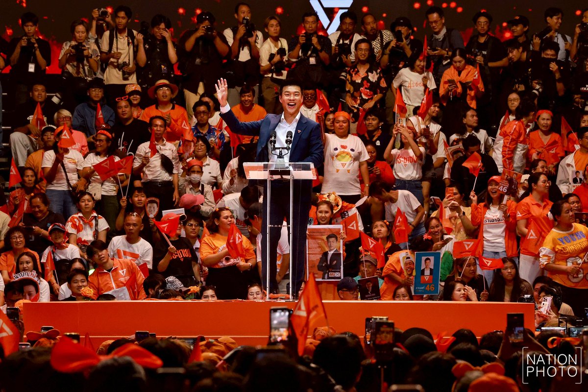 thepeople_co's tweet photo. “ประชาชนขอ 20 ล้านเสียงประชาชน” เพื่อเปลี่ยนการเมืองให้เป็นของประชาชน
.
ณัฐพงษ์ เรืองปัญญาวุฒิ หัวหน้าพรรคประชาชนและแคนดิเดตนายกรัฐมนตรี กล่าวต่อผู้สนับสนุนว่า การเลือกตั้งวันที่ 8 กุมภาพันธ์ ไม่ใช่เพียงการเลือกผู้แทนเข้าสภา แต่คือโอกาสที่ประชาชนจะใช้ ‘ปากกา’ เป็นเครื่องมือเปลี่ยนผ่านอำนาจ จากระบบการเมืองที่ถูกกำหนดโดยชนชั้นนำ ไปสู่การเมืองที่ประชาชนเป็นผู้กำหนดทิศทางด้วยตนเอง

“ตลอด 8 ปีที่ผ่านมา การเดินทางของพวกเราสวยงาม แต่ไม่ง่าย หลายคนถูกเล่นงาน ถูกข่าวปลอมโจมตี ถูกดำเนินคดี ถูกฟ้องร้องปิดปาก” เขากล่าว พร้อมเปรียบเส้นทางของพรรคกับการเดินทางที่ยังไม่ถึงปลายทาง ปลายทางที่เขาเรียกว่า “การเมืองของประชาชน”
.
#ThePeople #การเมือง #พรรคประชาชน #พรรคประชาชน4️⃣6️⃣