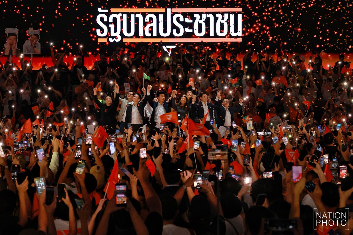 thepeople_co's tweet photo. “ประชาชนขอ 20 ล้านเสียงประชาชน” เพื่อเปลี่ยนการเมืองให้เป็นของประชาชน
.
ณัฐพงษ์ เรืองปัญญาวุฒิ หัวหน้าพรรคประชาชนและแคนดิเดตนายกรัฐมนตรี กล่าวต่อผู้สนับสนุนว่า การเลือกตั้งวันที่ 8 กุมภาพันธ์ ไม่ใช่เพียงการเลือกผู้แทนเข้าสภา แต่คือโอกาสที่ประชาชนจะใช้ ‘ปากกา’ เป็นเครื่องมือเปลี่ยนผ่านอำนาจ จากระบบการเมืองที่ถูกกำหนดโดยชนชั้นนำ ไปสู่การเมืองที่ประชาชนเป็นผู้กำหนดทิศทางด้วยตนเอง

“ตลอด 8 ปีที่ผ่านมา การเดินทางของพวกเราสวยงาม แต่ไม่ง่าย หลายคนถูกเล่นงาน ถูกข่าวปลอมโจมตี ถูกดำเนินคดี ถูกฟ้องร้องปิดปาก” เขากล่าว พร้อมเปรียบเส้นทางของพรรคกับการเดินทางที่ยังไม่ถึงปลายทาง ปลายทางที่เขาเรียกว่า “การเมืองของประชาชน”
.
#ThePeople #การเมือง #พรรคประชาชน #พรรคประชาชน4️⃣6️⃣