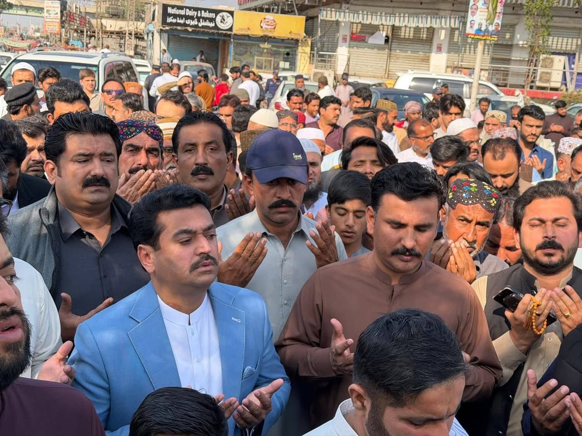 KashifShoroPPP's tweet photo. منٹھار جتوئی سے انکے والدِ حاجی محمد بخش جتوئی کے انتقال پر دلی تعزیت۔ نمازِ جنازہ میں شرکت کر کے مرحوم کے ایصالِ ثواب کے لیے فاتحہ خوانی کی۔
اللہ تعالیٰ مرحوم کو جنت الفردوس میں اعلیٰ مقام عطا فرمائے اور اہلِ خانہ کو صبرِ جمیل عطا کرے۔ آمیں https://t.co/mjQw3SQ015