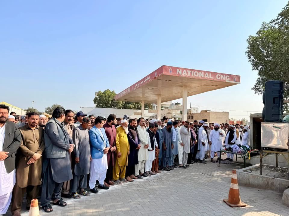KashifShoroPPP's tweet photo. منٹھار جتوئی سے انکے والدِ حاجی محمد بخش جتوئی کے انتقال پر دلی تعزیت۔ نمازِ جنازہ میں شرکت کر کے مرحوم کے ایصالِ ثواب کے لیے فاتحہ خوانی کی۔
اللہ تعالیٰ مرحوم کو جنت الفردوس میں اعلیٰ مقام عطا فرمائے اور اہلِ خانہ کو صبرِ جمیل عطا کرے۔ آمیں https://t.co/mjQw3SQ015