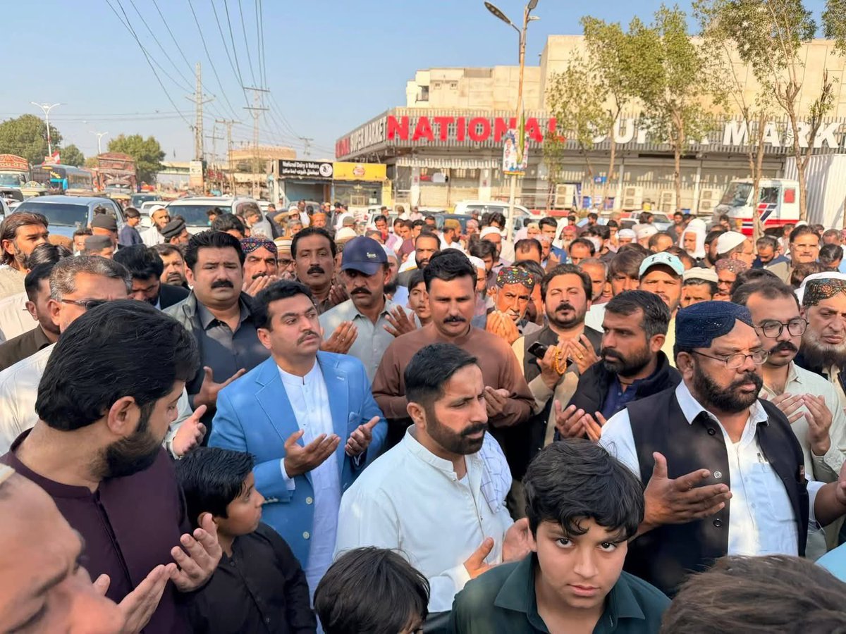 KashifShoroPPP's tweet photo. منٹھار جتوئی سے انکے والدِ حاجی محمد بخش جتوئی کے انتقال پر دلی تعزیت۔ نمازِ جنازہ میں شرکت کر کے مرحوم کے ایصالِ ثواب کے لیے فاتحہ خوانی کی۔
اللہ تعالیٰ مرحوم کو جنت الفردوس میں اعلیٰ مقام عطا فرمائے اور اہلِ خانہ کو صبرِ جمیل عطا کرے۔ آمیں https://t.co/mjQw3SQ015