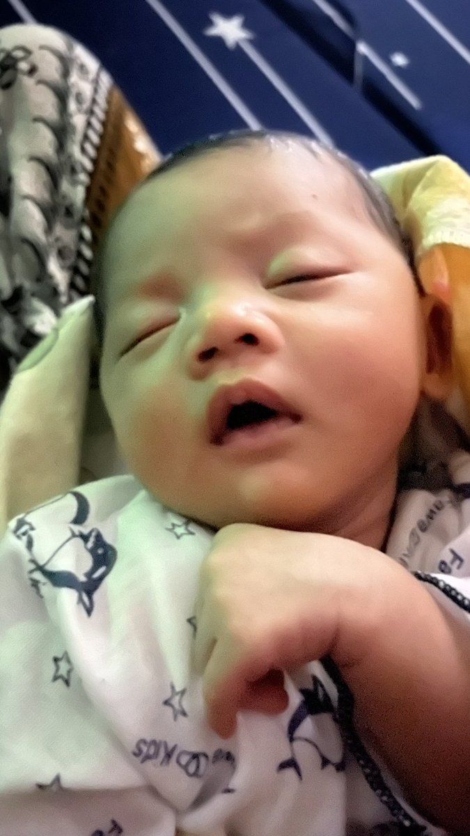 prinss4you's tweet photo. dr jm 8 dd gamau tidur pdhl sufor udh asi juga udh, sendawa pun gragas, di timang orang2 kesana kemari ternyata tidurnya di tangan mamahnya sendiri (cuma digendong, tanpa berdiri bahkan jalan2) dalam waktu kurang dr 5 menit lgsg pules, entah kebetulan atau memang keterikatan https://t.co/gtEA3sBWs0