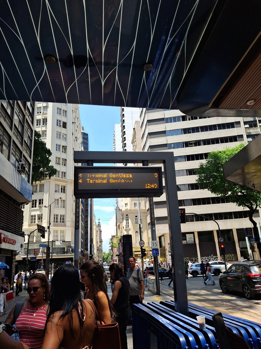 Boa tarde. <a href="/VLTCarioca/">VLT Carioca</a> semana precisam carnaval, centro lotado ja e cada vlt no pinto Colombo? 15 min ja e nada !!!! Ai agora chegou ! Tudo zona ! Tudo desregulado !