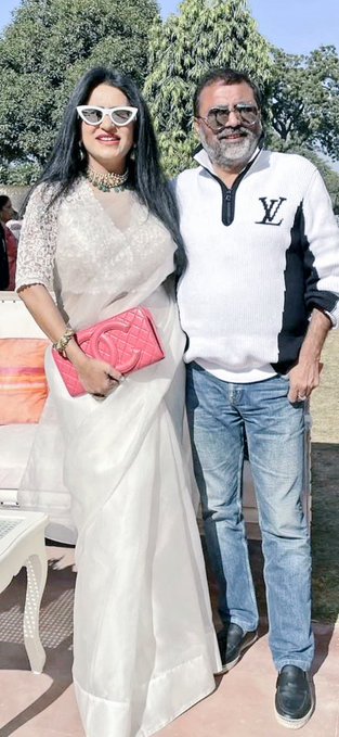 देखिए गरीब Nishikant Dubey और उनकी पत्नी की साधारण लाइफस्टाइल तस्वीर।

• Chanel हैंडबैग: ₹5.5–7 लाख
• Louis Vuitton स्वेटर: ₹2–2.5 लाख
• Gucci/Prada/Dior सनग्लासेस: ~₹50,000
• Chanel/LV जूते: ₹1–1.5 लाख

और वही नेता मंच से रोज ज्ञान देते हैं ✓
“स्वदेशी अपनाओ”, “हिंदी