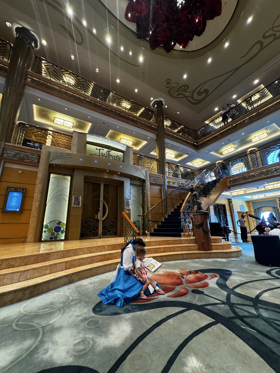 朝ロビー通ったら、
ベルが子供に絵本読んであげてた🌹📖

素敵な世界🤭

#ディズニークルーズ