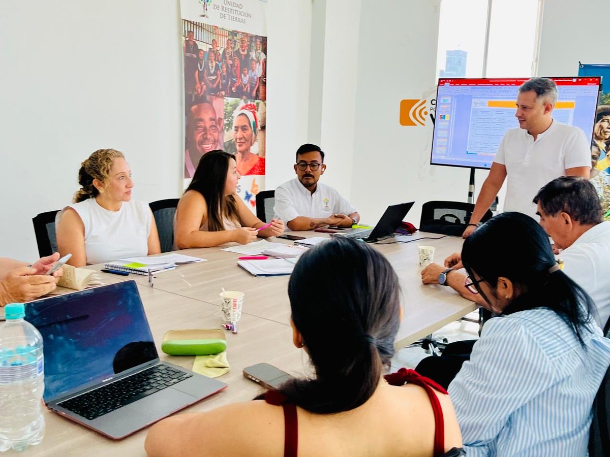 #Villavicencio 🤝📍 Robert Barreto, director de la URT en Meta, presidió mesa bilateral entre la URT y @IgacColombia para fortalecer la articulación institucional ⚖️

El trabajo conjunto permitirá avanzar en el cumplimiento de 20 órdenes judiciales, realizando los avalúos de