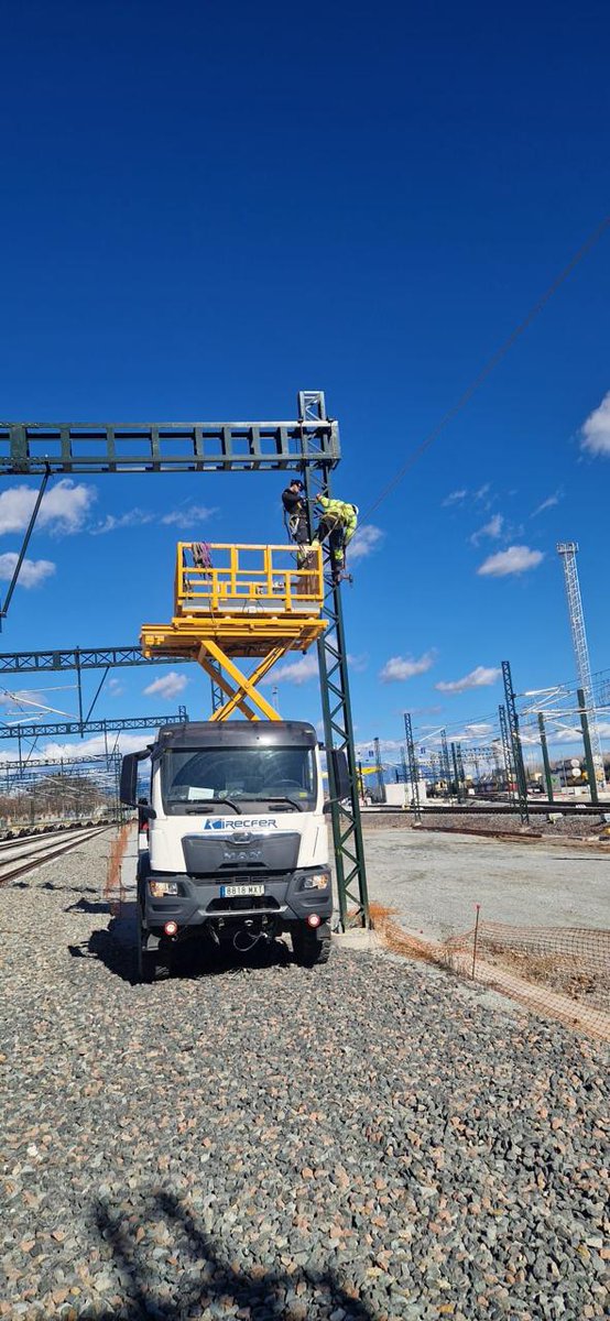 irecfer's tweet photo. 🚧 Avanzamos en La Llagosta

Esta semana hemos iniciado la instalación de los soportes de ménsulas sobre los postes existentes del viaducto, dentro de la segunda fase del proyecto que conectará la plataforma con la línea de Alta Velocidad.

🔗 Seguimos avanzando con compromiso. https://t.co/H6SgYNqD43