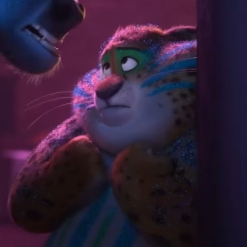 he just wants a kiss from daddy so bad 😭