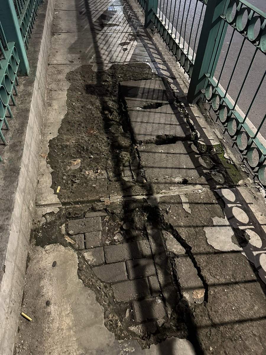 billypunya's tweet photo. Boleh loh @CommuterLine @KAI121 trotoar St. Sawah Besar dirapihin, ancur lebur entah uda berapa lama ga dibenerin. Bahaya banget kalo lewat kaki keceklek pas gelap. Kantor bisa renov terus, masa trotoar ga sanggup benerin. https://t.co/PM8FIUIV96