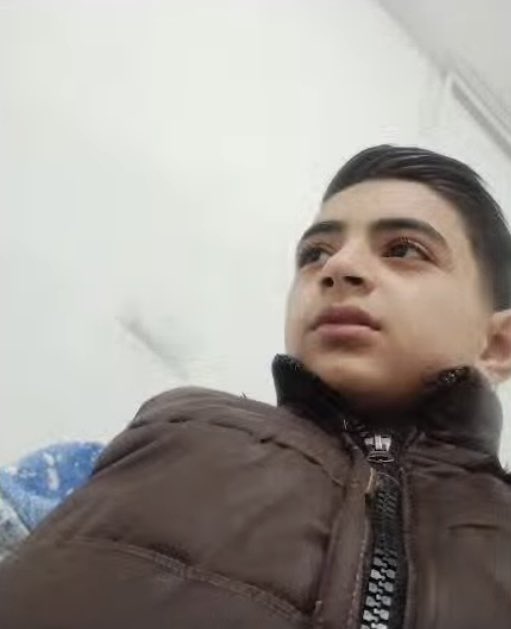 m0biyayi's tweet photo. با عکس و فیلم هر کدوم از جوونایی که رفتن، ساعت‌ها گریه کردم. انگار هر کدومشون می‌تونستن جای برادر یا خواهرم باشن.
ولی بین همه‌شون #جواد_کاظمی یه جور دیگه قلبمو شکست.
۱۳ ساله و نان آور خانواده که واقعاً کم دیدم اسمشو بیارن
ایمپرشنم خیلی کمه ولی هرکاری می‌کنم که اسمش زنده بمونه. https://t.co/UmTnb6ZyyF