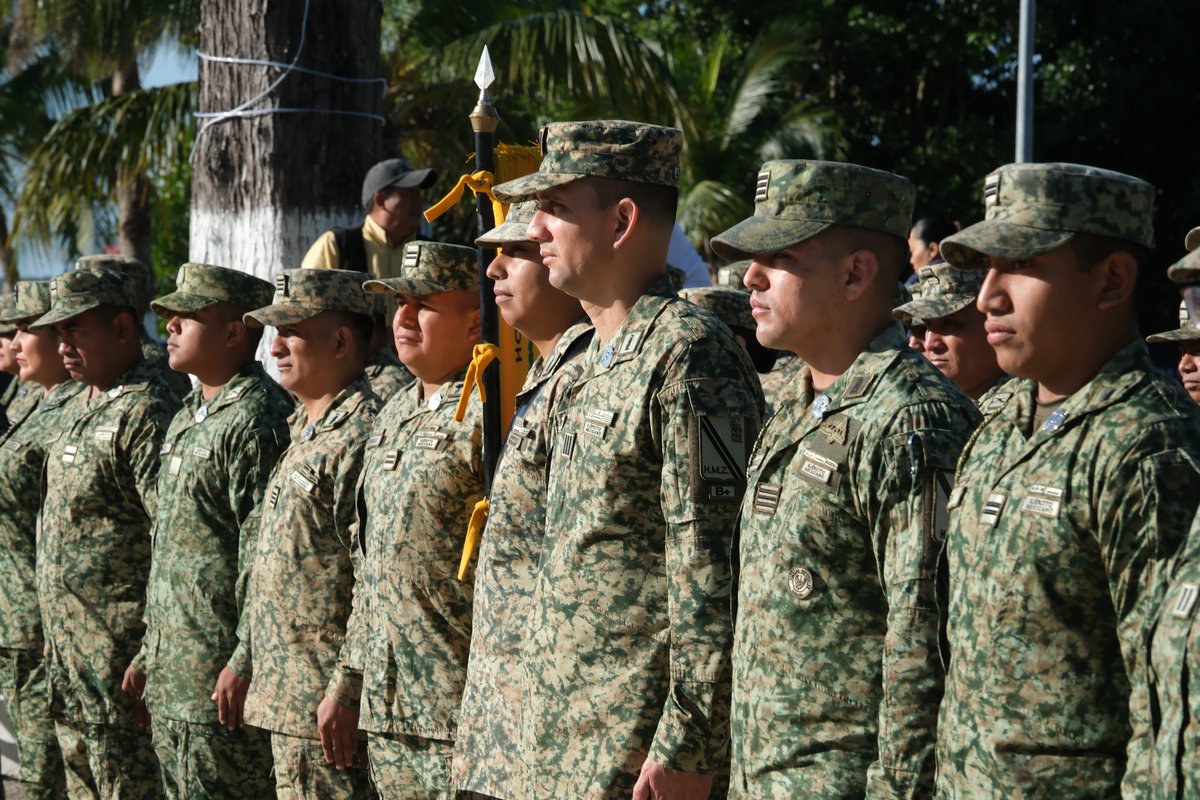 Dimos inicio a los festejos del Mes del Ejército y Fuerza Aérea Mexicanos con el izamiento de la Bandera de México en la explanada de La Bandera, en #Chetumal. Este acto cívico reafirma nuestro respeto a los símbolos patrios y reconoce la lealtad, disciplina y vocación de