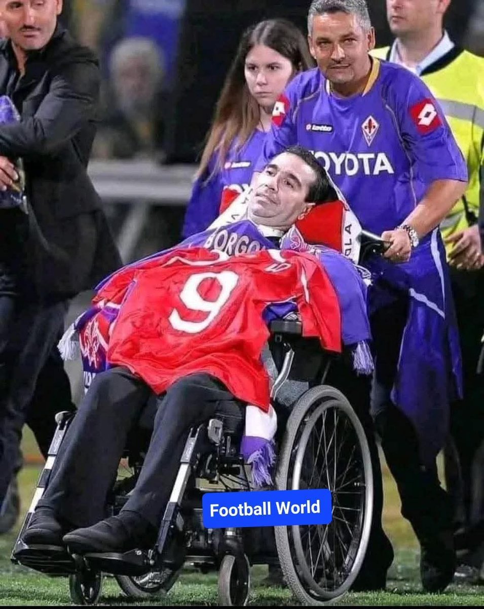 Emotional story 😭 💔 

😢🇮🇹Former Fiorentina player Roberto Baggio pushes the wheelchair of former teammate Stefano Borgonovo before a charity match between Fiorentina and AC Milan in 2008.

🗣️Roberto Baggio said: “As a friend and a former teammate, this is the least I can do