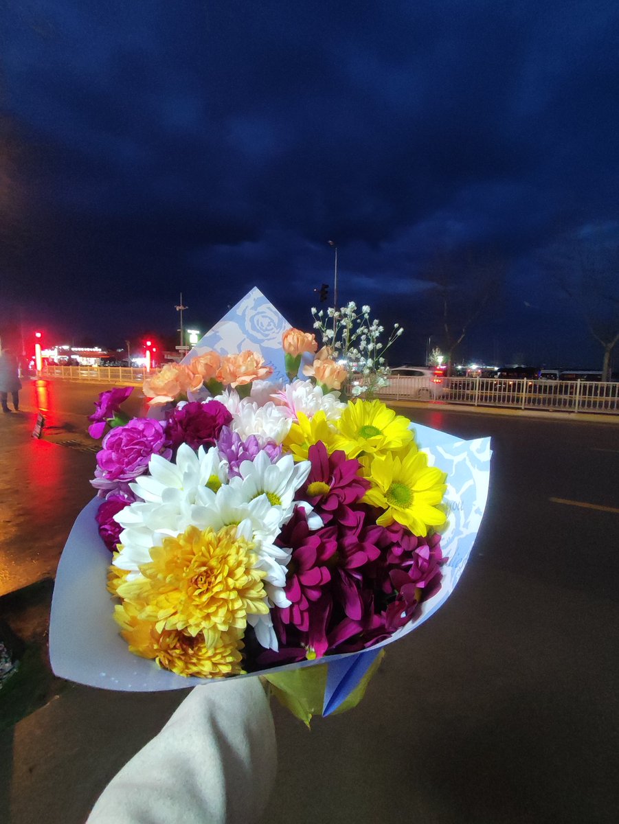 Çalışıyorum diye kendimi ödüllendirmeliyim diye düşündüm ve çiçek aldımmm