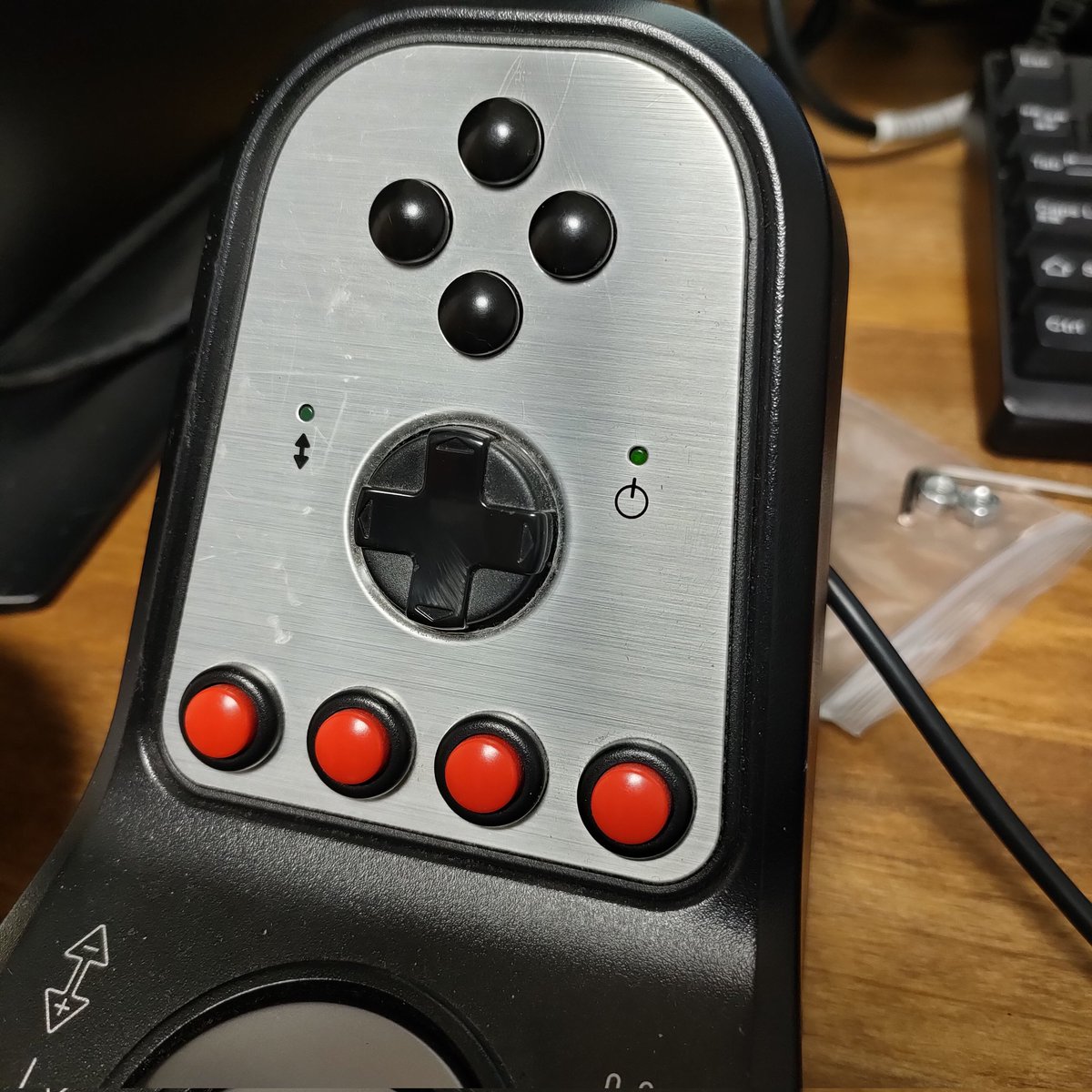 ダメぽ（＞﹏＜）
一旦分解して組み直しや
ケーブルの抜き差しをしたものの
ステアリングが反応せず
私に出来る事はもう無い。。。
悪い箇所がわからないし
分かった所で治せそうもない
・プロパティ画面においてステアリングのみ反応しない
・シフターのパワーインジケータ点滅止まらず