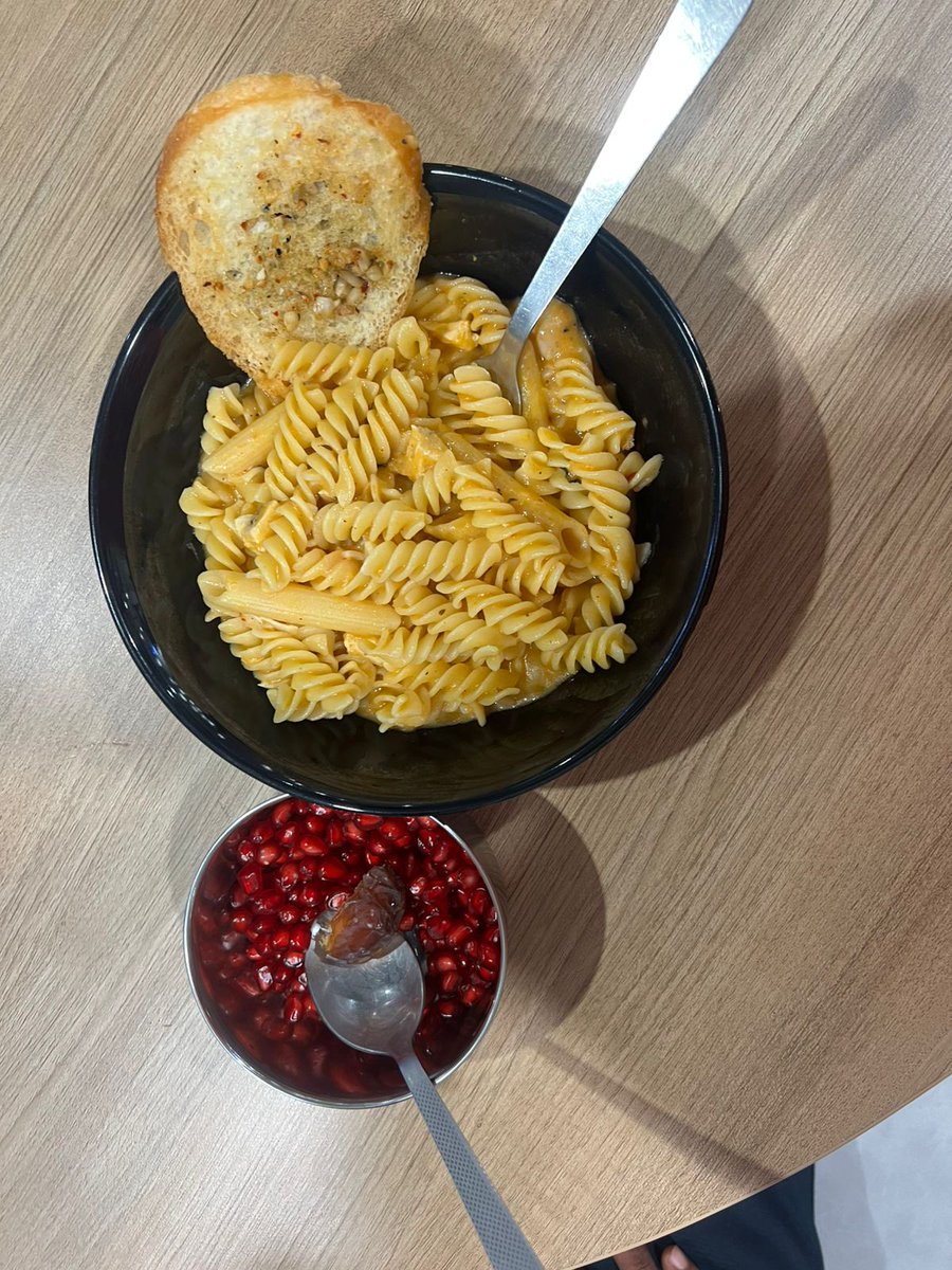 satishpawan143's tweet image. Eating without hunger.Sleeping without rest.Smiling without peace.
Some battles are silent… but very real.
Eating to distract the mind,not to satisfy hunger😞. No diet 
#cravings