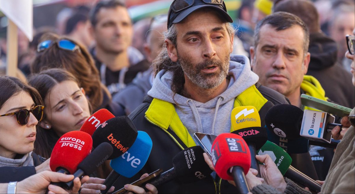 rac1's tweet photo. 🗣️ Jordi Ginabreda, portaveu del Gremi de la Pagesia: "Si el conseller Ordeig ve, que vingui amb algun resultat. No cal esverar el personal i que surtin imatges dels pagesos escridassant-lo"

👉 Els agricultors, plantats davant la conselleria fins demà

https://t.co/nrA1JVggav https://t.co/SaXKXydwHi
