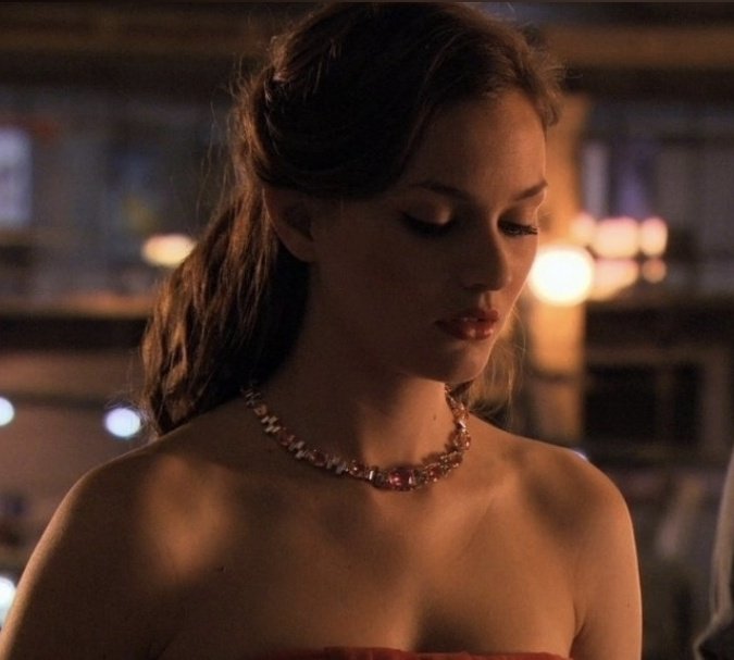 her re-wearing the harry winston necklace from the chuck and blair at gare du nord scene 🥺🥺