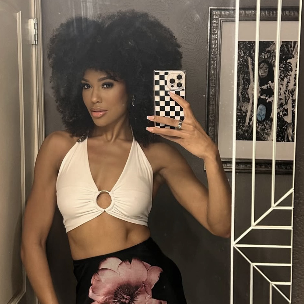 A classic that always hits 🖤🤍 Babe @terraj0hns w/ our SQUARE® Checkered Mother of Pearl case! If you’ve got it…#FLAUNTit #ProtectinStyle #FLAUNTcases