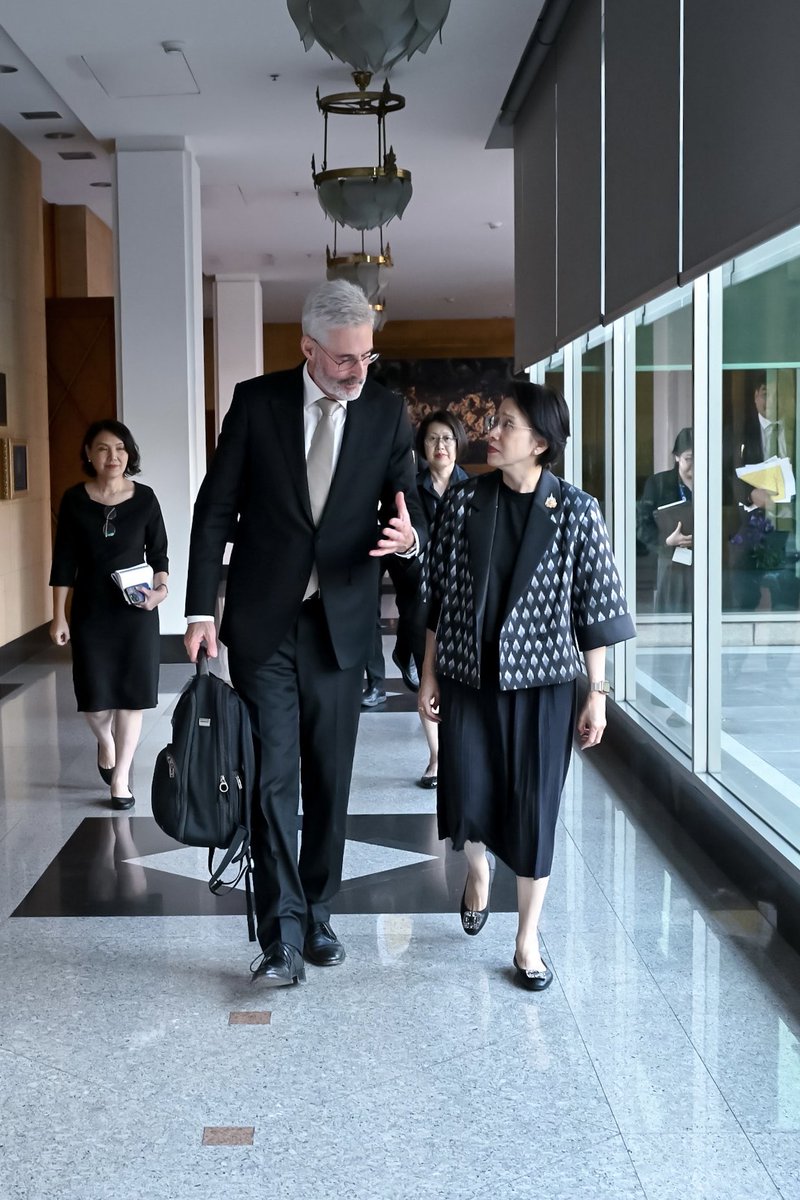 SwissAmbTHA's tweet photo. Pleased to present Switzerland’s🇨🇭@OSCE Chairmanship 2026 to Permanent Secretary Eksiri Pintaruchi @MFAThai🇹🇭. Discussed the importance of a just peace in Ukraine🇺🇦 based on international law and the Helsinki principles. 
#OSCE26CH
#DialogueForSecurity https://t.co/fWyyI3KO16