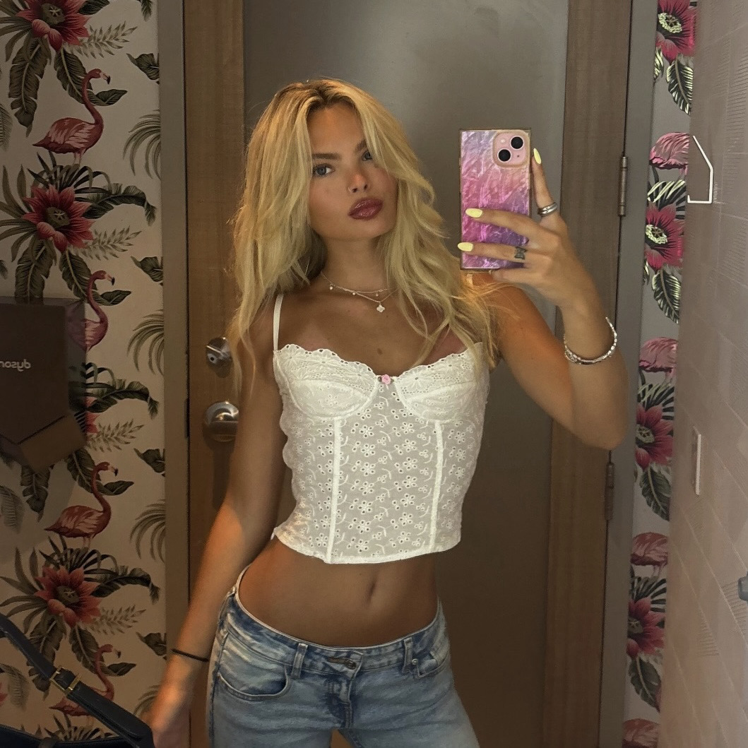 Not your average pop of pink 🩷 Babe @laurenachristopher w/ our SQUARE® Pink Mother of Pearl case! If you’ve got it…#FLAUNTit #ProtectinStyle #FLAUNTcases