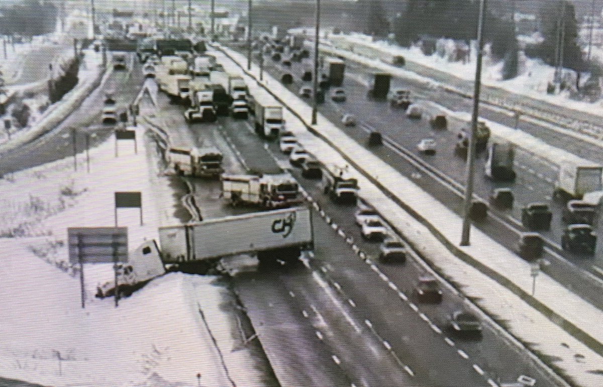 QEW JACKKNIFE: <a href="/oakvillefire/">Oakville Fire Dept</a> o/s jackknifed tractor trailer in the ditch — 
#QEW Toronto bound at Third Line #Oakville . Extensive delays through the area, only HOV getting by.