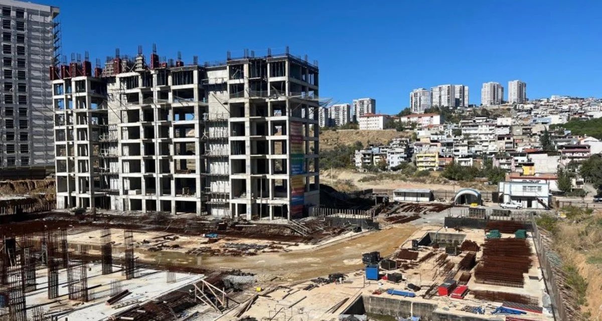 2022’de İzmir Büyükşehir Belediyesi Gaziemir Aktepe-Emrez Mahallesi Kentsel Dönüşüm Projesi kapsamında, 275 konut ve 9 iş yeri inşaatı için imza atıyor.

Evlerin teslim tarihi 2024!

N’oluyor peki?

Paralar toplanıyor, projenin sadece yüzde 10’u tamamlanıyor!

Tunç Soyer ve CHP