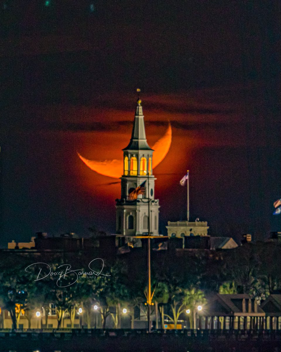 DougBarnardPics's tweet photo. A blazing crescent moon setting behind St Michaels Church Charleston in the Holy City

If you enjoy my work, check out my new book available on Amazon
https://t.co/SRYwamQVBE https://t.co/M87AEdtTV9