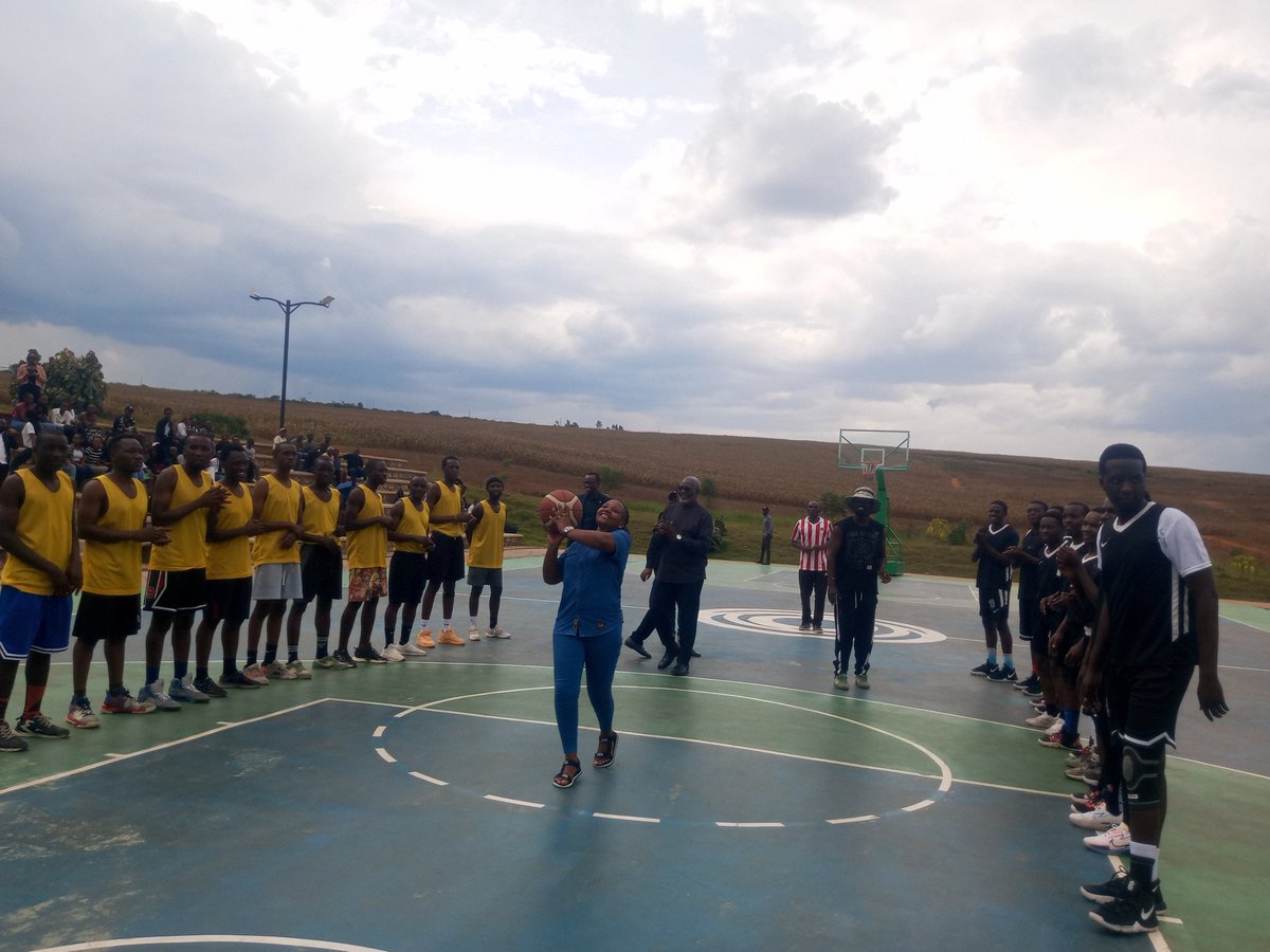 GashoraNYC's tweet photo. Mu murenge wa Gashora Urubyiruko twitabiriye umukino  wa Gicuti wahuzaga Kaminuza ya RICA ndetse na team y'umurenge wa GASHORA , akaba Ari umukino wari ugamije gutanga ubutumwa ndetse no Gutegura UKC mu mukino wa Basketball.
@bugeserayouth 
@BugeseraDistr 
@RICA_Rwanda https://t.co/uBAspfNaFD