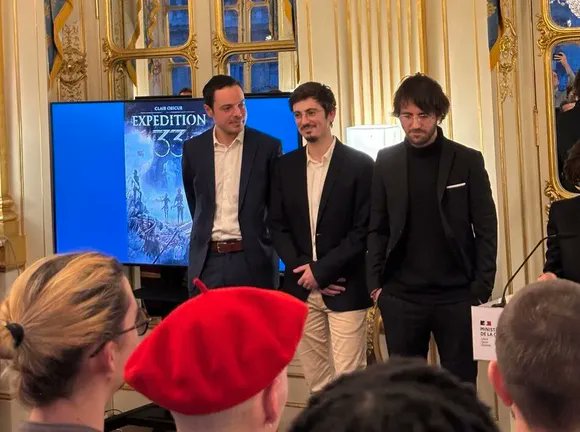 JVCom's tweet photo. Clair Obscur : Expedition 33 continue de briller !

Les équipes de Sandfall ont été élevées au rang de Chevaliers de l’Ordre des Arts et des Lettres par la ministre de la Culture, Rachida Dati, en reconnaissance de sa contribution à la création artistique et culturelle dans le domaine du jeu vidéo.

Un timing qui interroge alors que le chef de l’État a relancé le débat sur la violence dans les jeux vidéo.