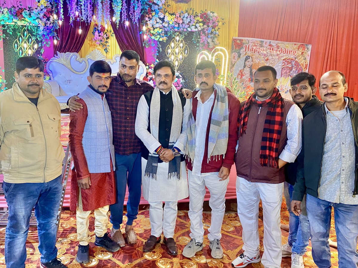 कुढ़नी विधानसभा क्षेत्र के खरौना डीह पंचायत निवासी भाई ब्रजेश चौधरी नेताजी के बहन के शुभ वैवाहिक समारोह में शामिल हुआ।