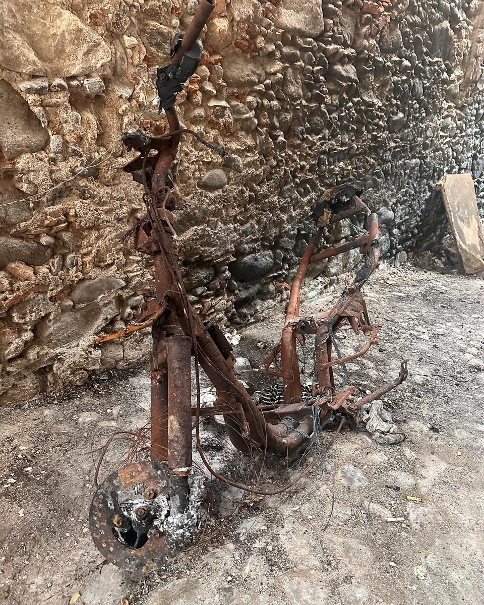 Elizabeth126984's tweet image. Just saw a car on fire turn into a pile of twisted metal. 🚗🔥 Crazy how fast things can go wrong. Thankfully, no one was hurt! Stay careful out there—cars can be replaced, lives can’t. Stay safe, everyone! #StaySafe #RoadTips🚗🔥