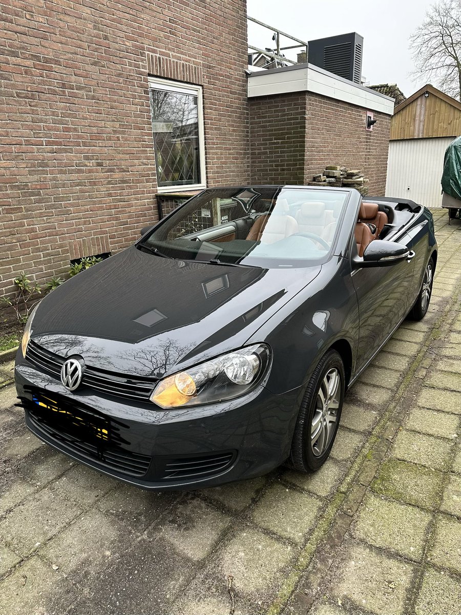 johan05024017's tweet photo. Na een emotioneel afscheid nu super blij met de andere…😍
Vanaf nu mag ik deze bolide besturen…💪
En uiteraard weer een cabrio…💪😍
Laat de zon maar gaan schijnen.. tijd voor het mooie weer…☀️☀️
En op naar veel plezierige kilometers…😅💪
#VW #Golf #toeren #zon ☀️😍 https://t.co/TZatGQT26e