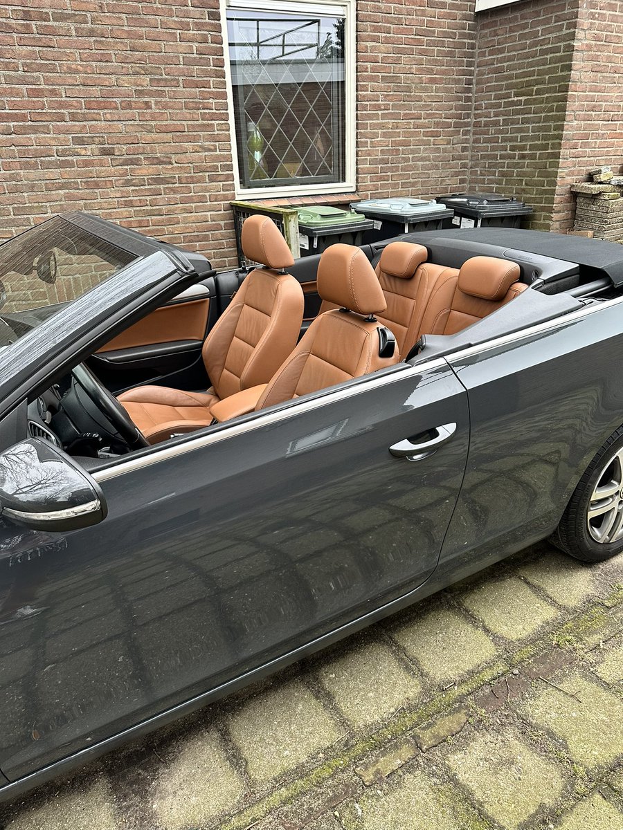 johan05024017's tweet photo. Na een emotioneel afscheid nu super blij met de andere…😍
Vanaf nu mag ik deze bolide besturen…💪
En uiteraard weer een cabrio…💪😍
Laat de zon maar gaan schijnen.. tijd voor het mooie weer…☀️☀️
En op naar veel plezierige kilometers…😅💪
#VW #Golf #toeren #zon ☀️😍 https://t.co/TZatGQT26e